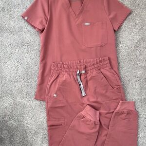 FIGS Mauve Scrub Set